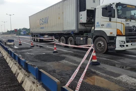 Vá tạm hư hỏng trên cao tốc Đà Nẵng-Quảng Ngãi