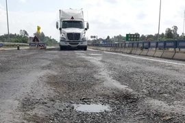 Cao tốc Đà Nẵng - Quảng Ngãi vừa bị phạt lại tiếp tục lở loét