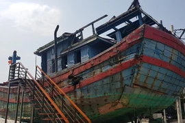 Mũi tàu cá bị tàu Trung Quốc đâm chìm vẫn hướng ra biển Đông