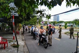 Một tổ công tác COVID-19 cộng đồng làm nhiệm vụ tại quận Sơn Trà. Ảnh: NHĐ
