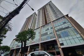 Khách hàng đội mưa đòi sổ hồng tại chung cư cao cấp