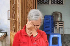 Bà con huyện Núi Thành rơi nước mắt khi nhận tiền sửa nhà