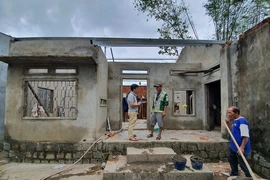Bà con Đức Phổ, Quảng Ngãi phấn khởi nhận tiền sửa nhà