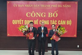 Ông Lê Đức Viên (phải) và ông Nguyễn Đăng Hoàng nhận quyết định bổ nhiệm. Ảnh: TẤN VIỆT