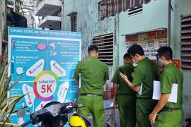 24 ca COVID-19 trong 1 ngày, Đà Nẵng lại dừng tắm biển, dịch vụ ăn uống tại chỗ