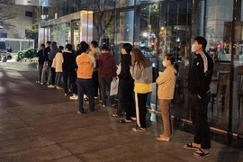 Người dân Đà Nẵng xếp hàng từ mờ sáng chờ xác nhận lý lịch tư pháp