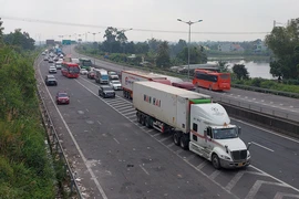 Ô tô nối đuôi nhau về quê, lối ra cao tốc Đà Nẵng - Quảng Ngãi ùn ứ
