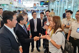Bí thư Đà Nẵng thăm công ty cảng, dệt may, động viên doanh nghiệp nước ngoài