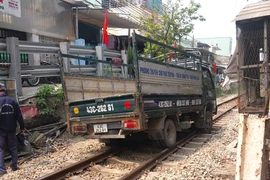 Xe tải mắc kẹt trên đường ray làm 2 đoàn tàu chậm chuyến