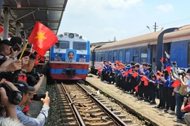 Khoảnh khắc đoàn tàu Thống nhất tiến vào ga Đà Nẵng 