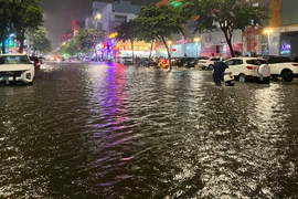Mưa như trút nước tại Đà Nẵng, nhiều tuyến phố ngập cục bộ