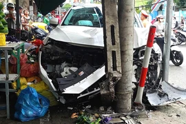 Ô tô tông xe máy rồi lao vào sạp trái cây 