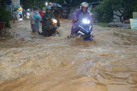 Mưa cả đêm, nước lũ tràn qua đường ở Đà Nẵng
