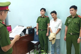 Bắt cựu cán bộ đăng ký đất đai lợi dụng chức vụ lập sổ hồng gian dối
