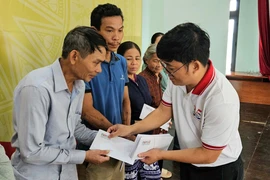 Người dân rốn lũ rơi nước mắt trước tấm lòng của bạn đọc Báo Pháp Luật TP.HCM