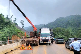 Đang lách xe cẩu thì bị xe tải húc đuôi, cao tốc La Sơn – Hòa Liên tắc nghẽn