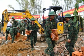 'Chiến dịch Quang Trung': Bộ đội đặt những viên gạch đầu tiên xây lại nhà cho dân