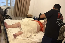 Giải cứu du khách nước ngoài nặng gần 300 kg mắc kẹt trong nhà vệ sinh
