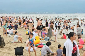 Biển Đà Nẵng ken đặc du khách. Ảnh: TV