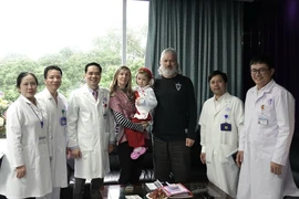 Đưa con sang Việt Nam mổ nội soi điều trị nang ống mật chủ