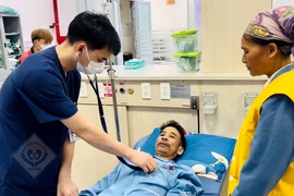 Uống nước lá lộc mại chữa táo bón, người đàn ông suýt tử vong