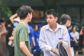 Đề Toán thi vào lớp 10 Hà Nội 'dễ thở' hơn của TP.HCM 