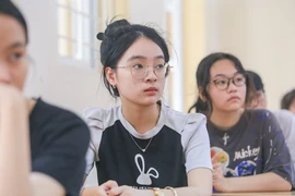 Hồi hộp trước giờ công bố điểm chuẩn vào lớp 10 ở Hà Nội