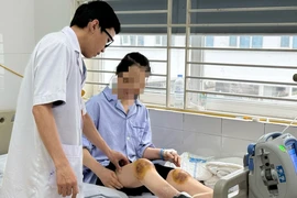 Dùng ong châm khớp gối để chữa bệnh, người phụ nữ bị hoại tử nghiêm trọng
