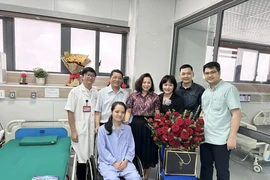 Bác sĩ bị kính rơi vào người ở The Coffee House xuất viện, trở lại làm việc tại Bệnh viện K