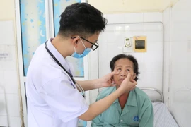 5 ngày ăn 1 bữa rau sống, người phụ nữ nhiễm 5 loại giun, sán cùng lúc