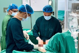 Hoại tử vùng sinh dục do đắp thuốc lá vào vùng kín theo lời thầy lang