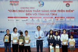 Toàn cảnh chương trình 'Cùng ngư dân thắp sáng đèn trên biển' tại Hà Tĩnh