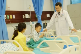 Cử tri: 'Bác sĩ quan tâm người khám dịch vụ hơn khám BHYT', Bộ trưởng Bộ Y tế nói gì?