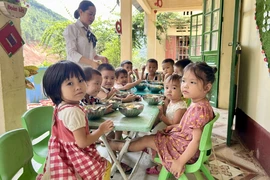 Đề xuất hỗ trợ tối thiểu 1 năm tiền lương cơ bản cho giáo viên mầm non