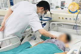 Sốc nhiễm khuẩn, nguy kịch sau khi tiêm khớp ở phòng khám tư
