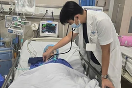 Uống nhầm thuốc cai nghiện, cụ bà liệt hoàn toàn cơ hô hấp