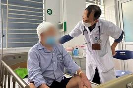 Đắp lá trị zona thần kinh, cụ ông 88 tuổi hoại tử da đầu