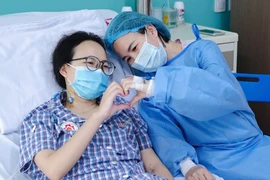Mẹ khác nhóm máu hiến gan cứu con gái 17 tuổi