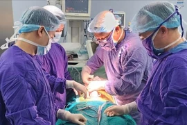 21 năm được nuôi như con gái, đến bệnh viện được xác định có giới tính nam
