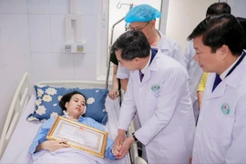 Xúc động lễ khen thưởng những ‘người hùng áo trắng’ ở Bệnh viện Sản Nhi Nghệ An