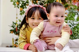 Tiền không mua được… em bé: Bài học đắt giá từ mức sinh thấp