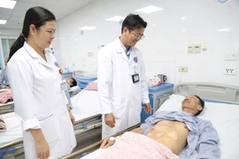 Mỗi ngày uống 1,5 lít rượu, người đàn ông phải cắt toàn bộ dạ dày