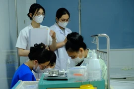 Bộ trưởng Bộ Y tế trả lời cử tri về chính sách thu hút bác sĩ về xã
