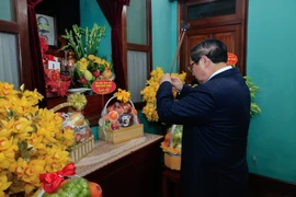 Thủ tướng dâng hương tưởng niệm Chủ tịch Hồ Chí Minh tại Nhà 67