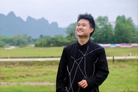 Nhạc sĩ 9X ôm guitar vượt dốc 1.700 m, viết nhạc trên đỉnh Voi Mẹp