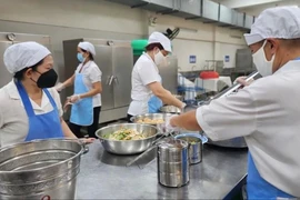 Sau vụ 300 tấn thịt lợn bệnh, Hà Nội yêu cầu trường học rà soát đầu mối thực phẩm bữa ăn bán trú