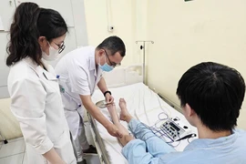 Liệt vận động, dáng đi biến dạng do ngồi khoanh chân