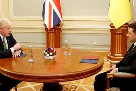 Thủ tướng Anh Boris Johnson và Tổng thống Ukraine Volodymyr Zelensky. Ảnh: Peter Nicholls/REUTERS