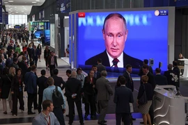 Tổng thống Putin phát biểu tại Diễn đàn kinh tế quốc tế St. Petersburg. Ảnh: Anton Vaganov/REUTERS