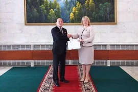 Đại sứ Triều Tiên tại Nga, ông Sin Hong-chol, đã trao chứng nhận công nhận cho đặc phái viên của DPR, bà Olga Makeyeva. Ảnh: TELEGRAM